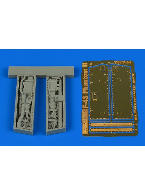 Aires - F-4S Phantom II electronic bay f.Zoukeim