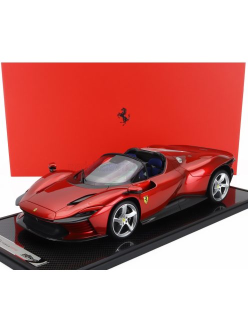 Bbr-Models - FERRARI DAYTONA SP3 SERIE ICONA OPEN ROOF 2022 - CON VETRINA - WITH SHOWCASE ROSSO MAGMA - RED MET