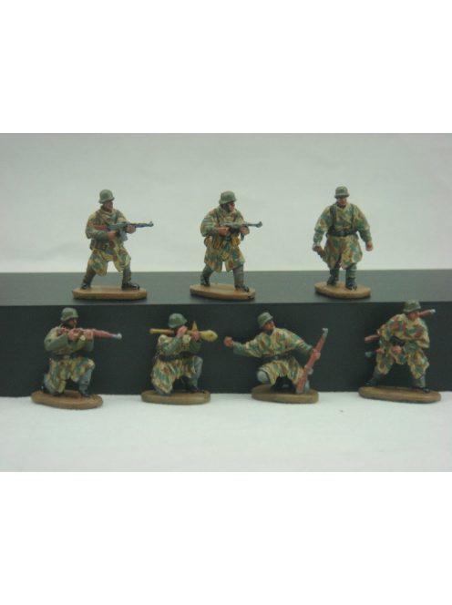 Caesar Miniatures - WWII German Army with Camouflage Cape