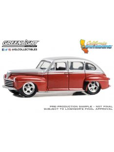   Greenlight - 1:64 Ford Fordor Super Deluxe 1947 - Silver Metallic over Red Two-Tone - California Lowriders Series 4 - GREENLIGHT