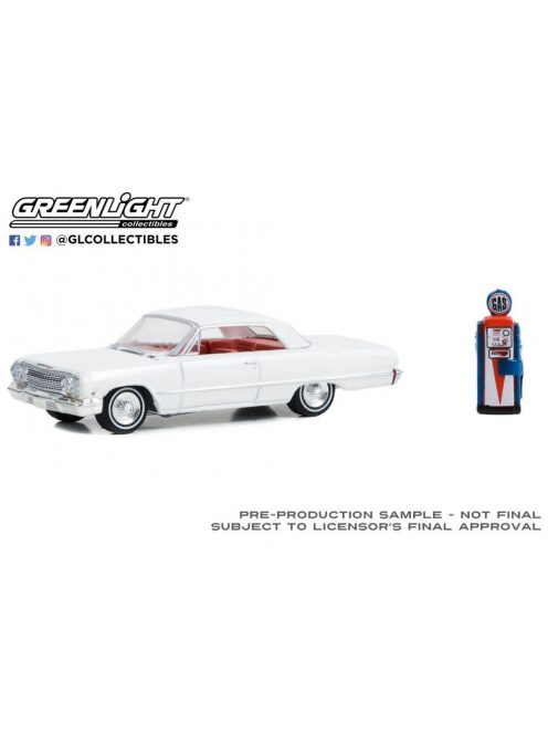 Greenlight - 1:64 Chevrolet Bel Air 1963 with Vintage Gas Pump - The Hobby Shop Series 15 - GREENLIGHT