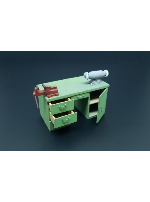 Hauler - Workbench with table grinder and vise