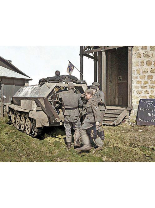 ICM - 'Krankenpanzerwagen' Sd.Kfz.251/8 Ausf.A , WWII German Ambulance with Military Medical Personnel