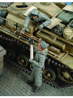   Royal Model - Stug III Crew German - WWII (Russia ' 43) 1+1/2 fig.