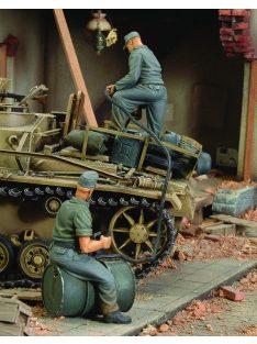 Royal Model - German crew refuelling tank-2 fig.-WWII