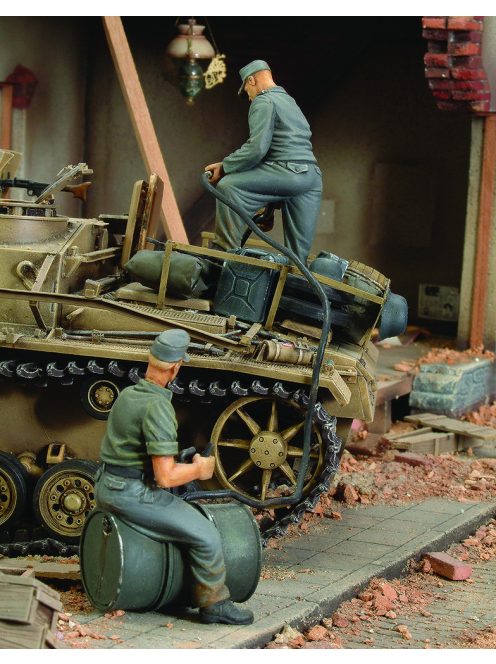 Royal Model - German crew refuelling tank-2 fig.-WWII