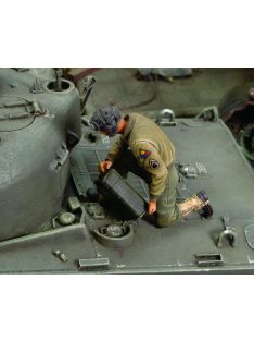 Royal Model - U.S. CREW member refuelling tank - WWII