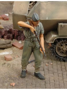 Royal Model - German soldier cleaning rifle-WWII