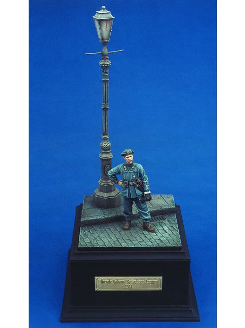 Royal Model - Italian Officer Btg. Azzurro (with base) WWII