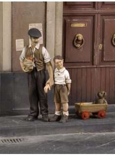 Royal Model - Civilian man with children-WWII