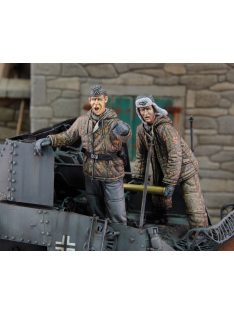   Royal Model - German tankers in winter dress loading ammo-2 fig.