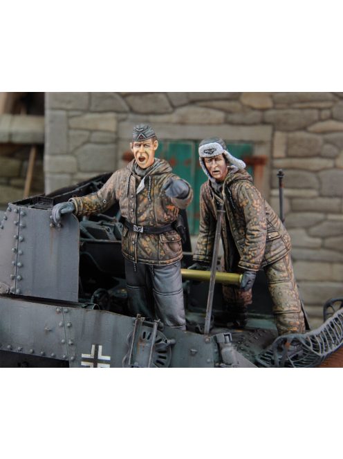 Royal Model - German tankers in winter dress loading ammo-2 fig.