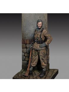 Royal Model - Waffen SS Grenadier with rifle