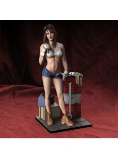 Royal Model - Garage girl (75mm)