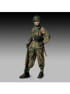 Royal Model - German soldier with rifle