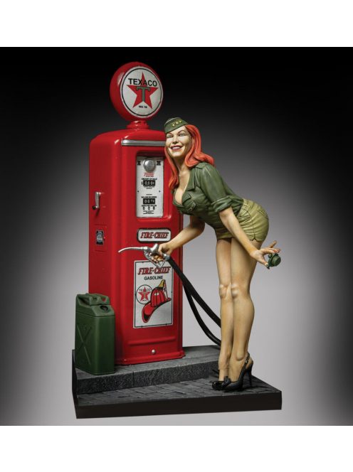 Royal Model - Pin-up at the gas pump (75mm)