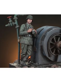 Royal Model - German infantry soldier eating - WWII